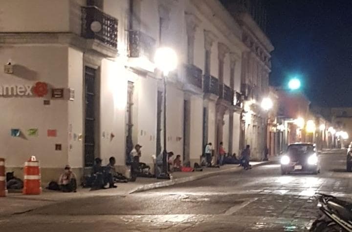 ¡Abuelitos durmieron en la calle esperando sus apoyos en Oaxaca!