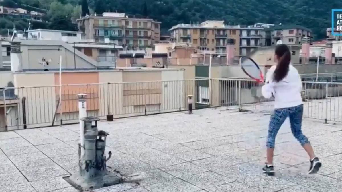 Video: A 15 metros de altura, italianas juegan tenis desde la azotea de dos edificios