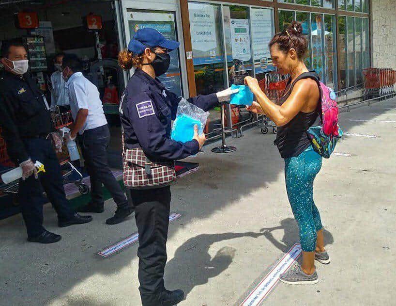 Por Covid-19, Policía Quintana Roo reparte cubrebocas a población de Puerto Morelos