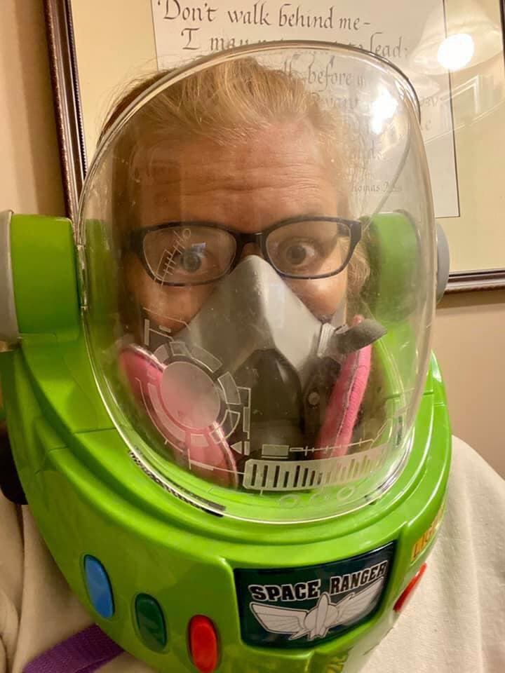 Video: Mamá se pone casco de Buzz Lightyear para hacer las compras por Covid-19