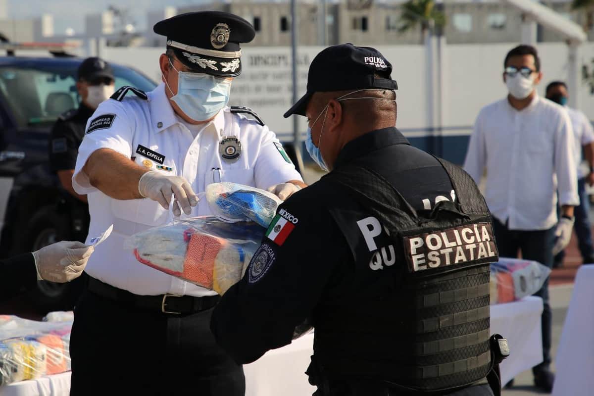 Entregan despensas y kits sanitizantes a elementos de seguridad en Playa del Carmen