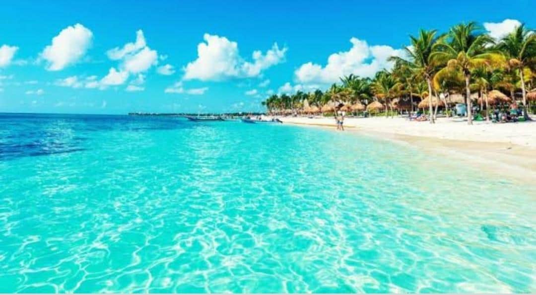 ¡Insólito! Se mete al agua en Playa del Carmen completamente desnudo