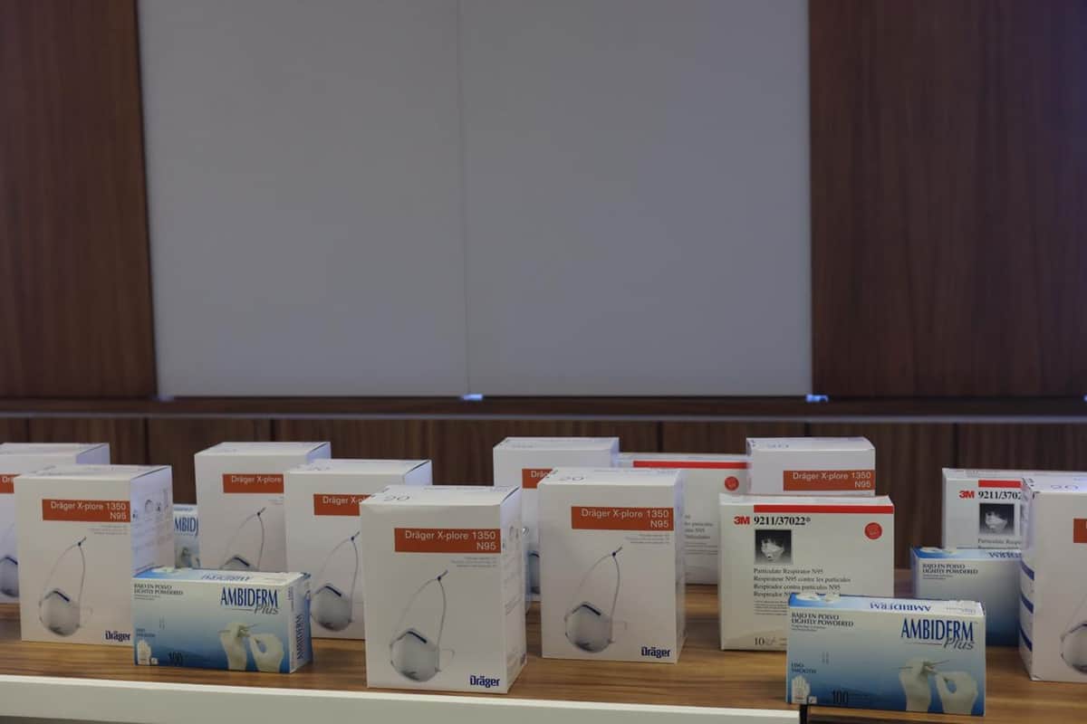 Gobierno de Solidaridad entrega material de protección a médicos que combaten el COVID-19