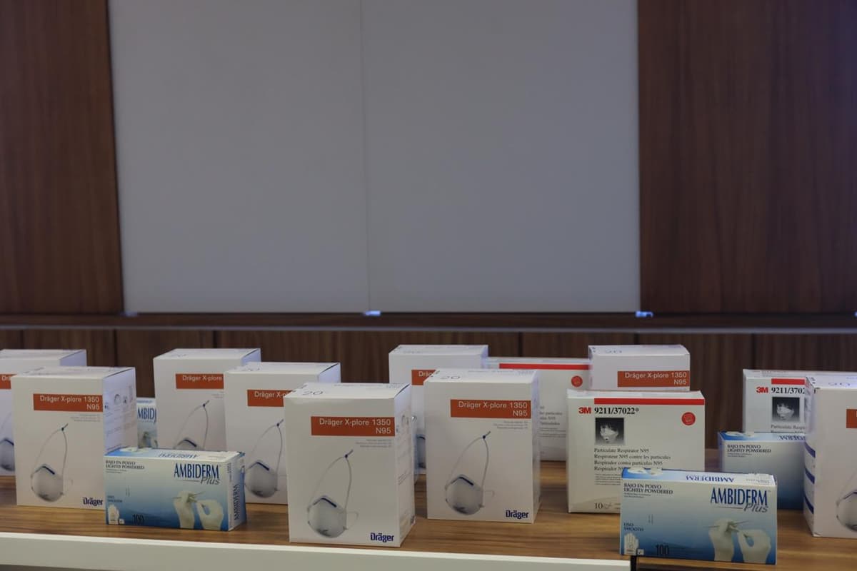 Gobierno de Solidaridad entrega material de protección a médicos que combaten el COVID-19