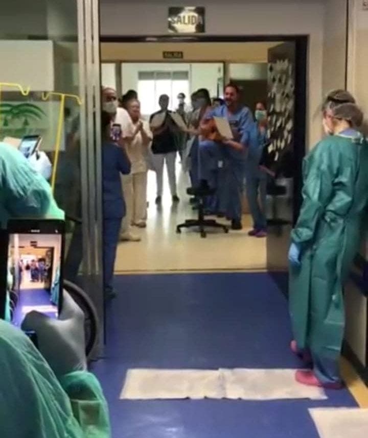 Video: Conmueven al mundo médicos españoles cantando 'Resistiré', el himno para vencer al coronavirus