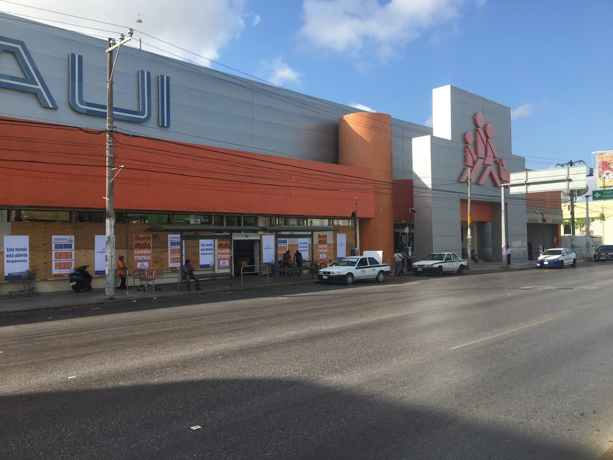 ¡Se preparan para la rapiña! Supermercados de Cancún se "blindan"