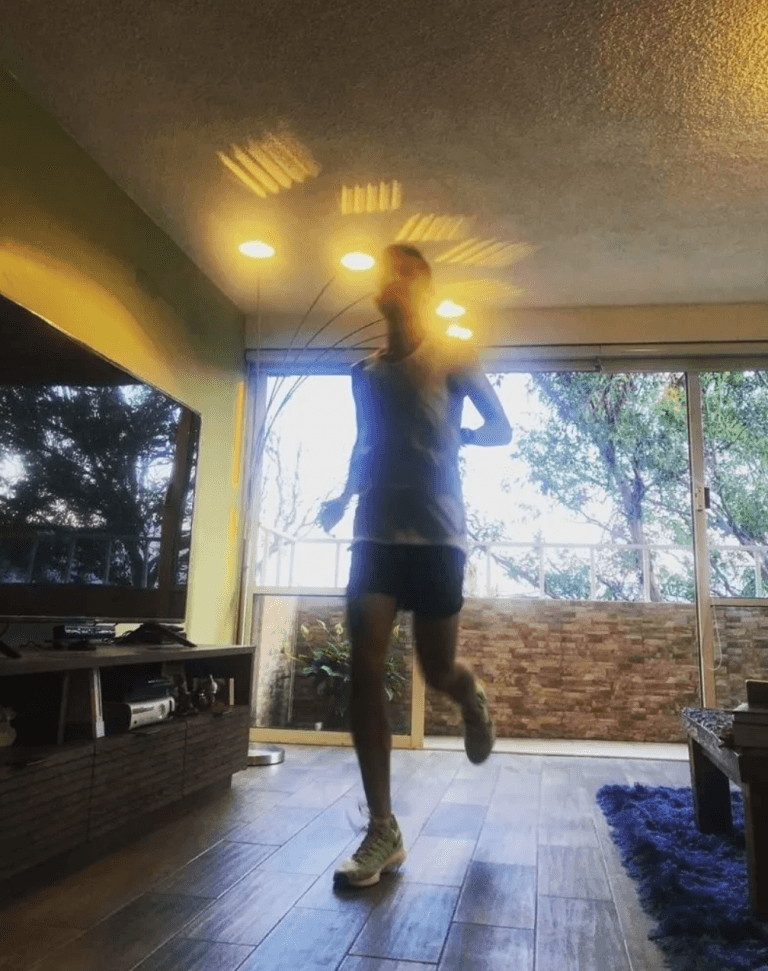 Atleta mexicano corre un maratón ¡en la sala de su casa!