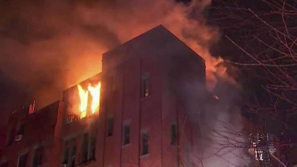 (Video) Incendio en edificio en Nueva York deja al menos cuatro muertos