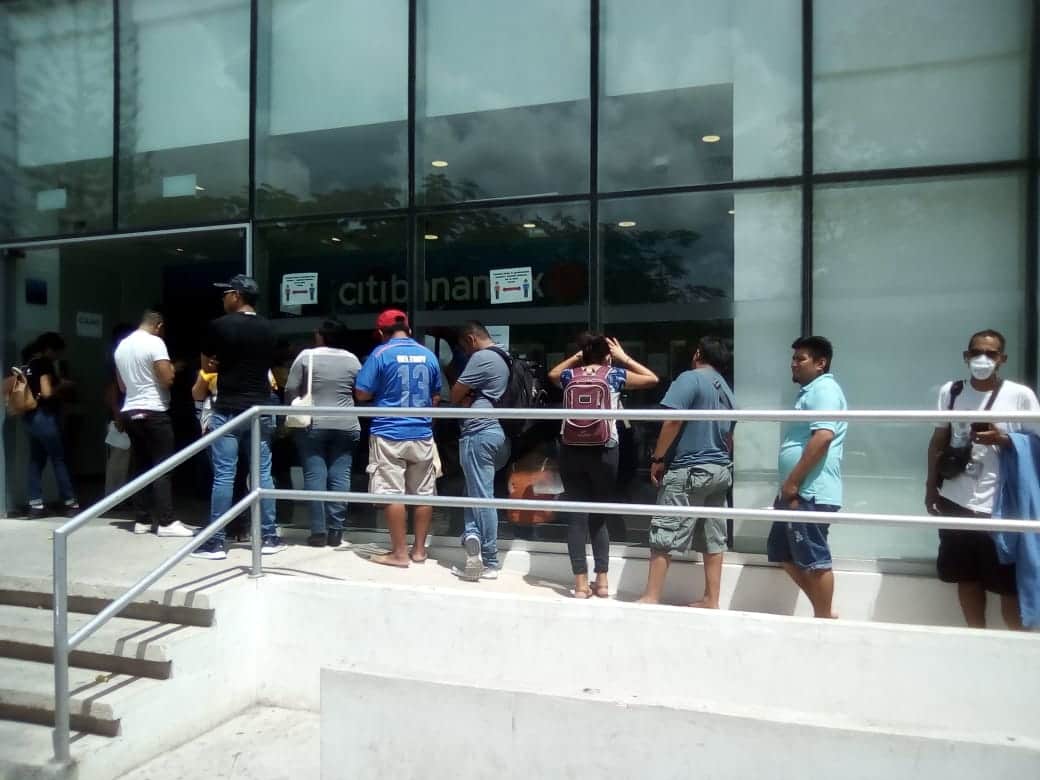 Persisten aglomeraciones en filas bancarias y de gobierno