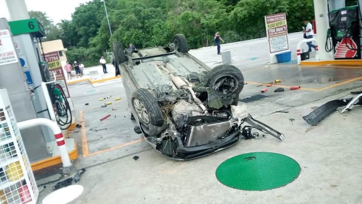 Coche vuelca y choca en una gasolinera de Cancún