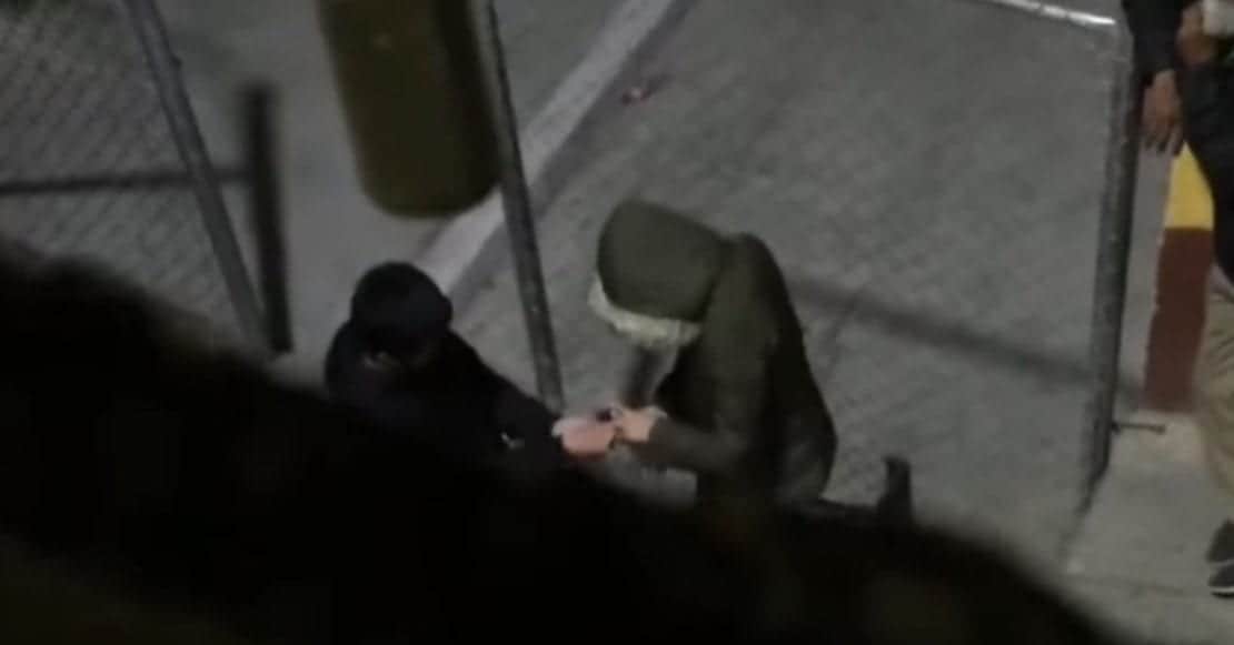 Video: Captan a vendedor de drogas repartiendo gel antibacterial a sus clientes