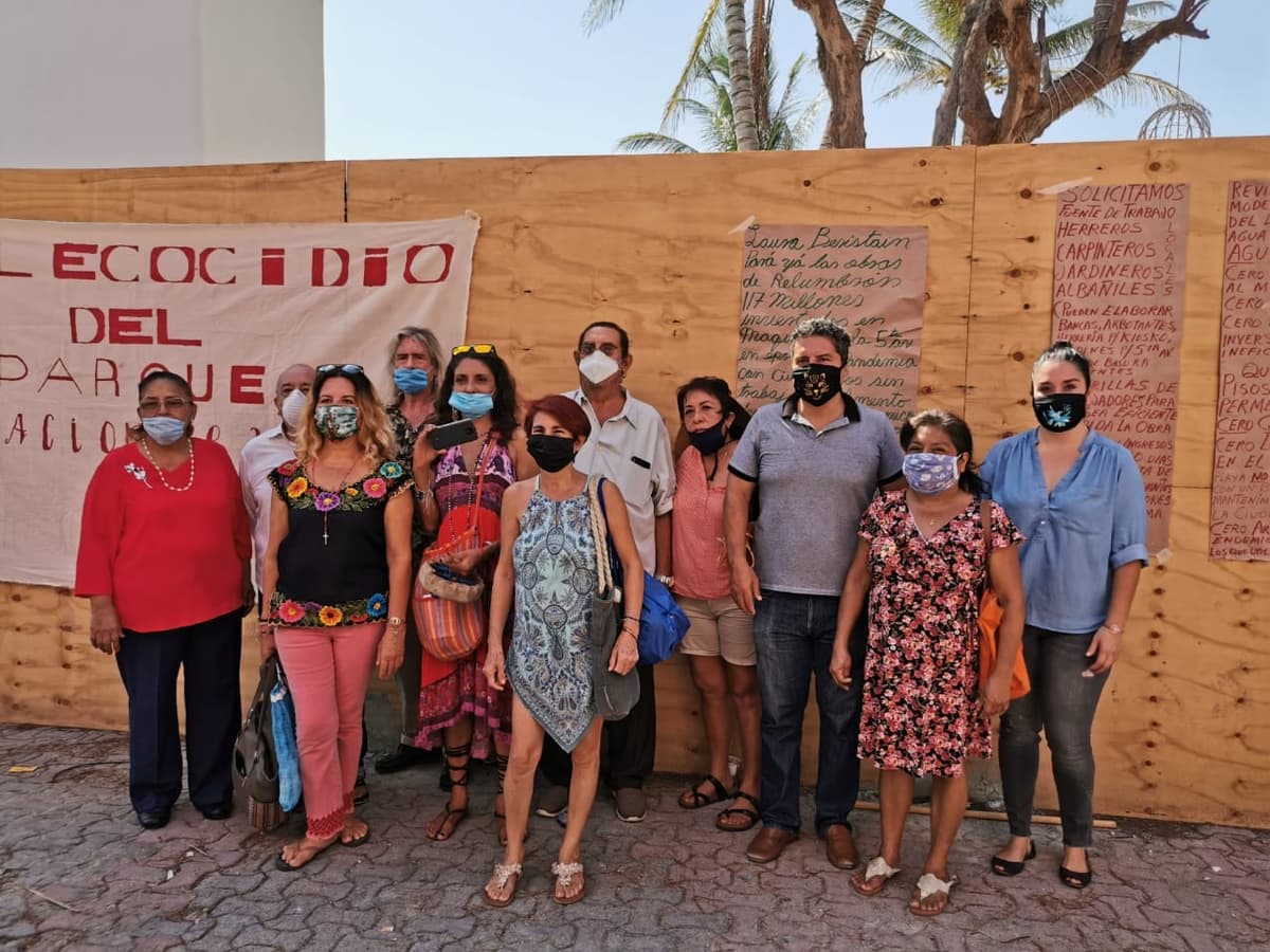 "Clausuran" activistas obras del parque Fundadores de Playa del Carmen