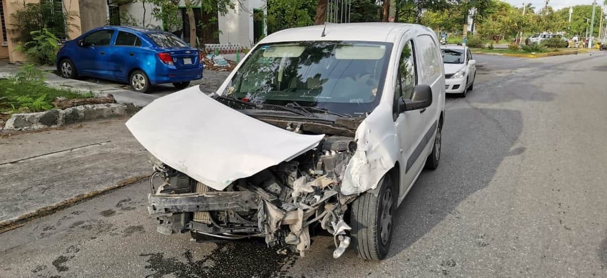 Combi de la TTE y un automóvil particular protagonizaron accidente en Cancún