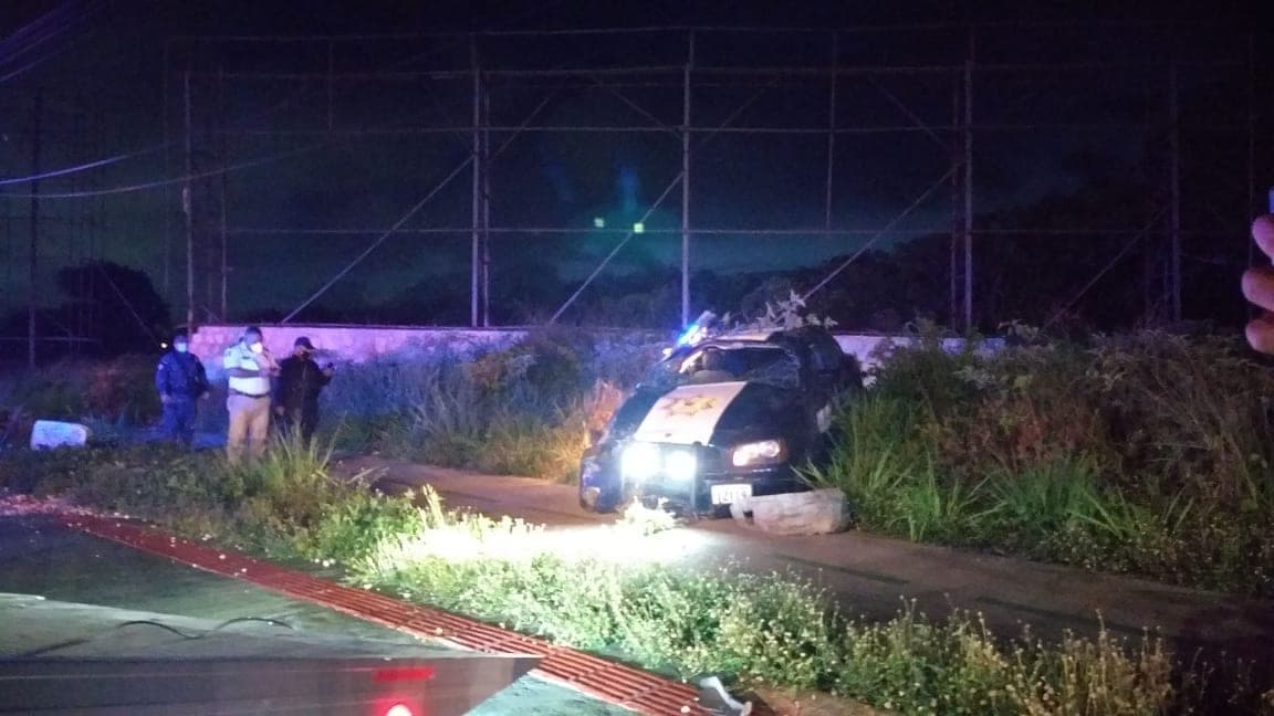Policía Federal en estado de ebriedad se accidenta al volcar su patrulla en Cancún