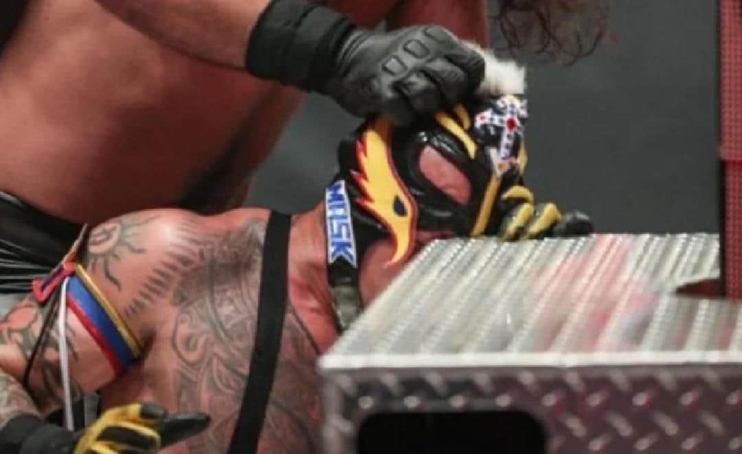 Video: Rey Misterio en riesgo; tiene una grave lesión en un ojo