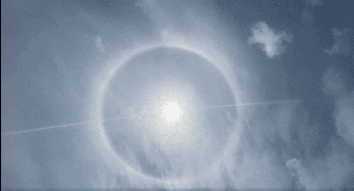 ¡Halo de arcoíris aparece alrededor del sol y genera expectación en Playa del Carmen!