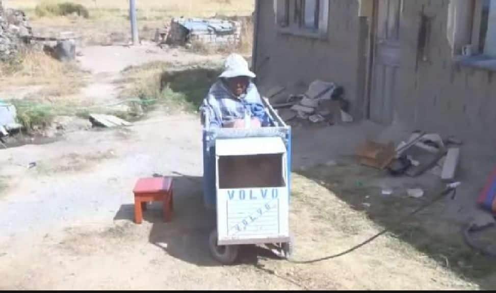 Video: Conoce a la abuelita que se transporta en un camión de juguete