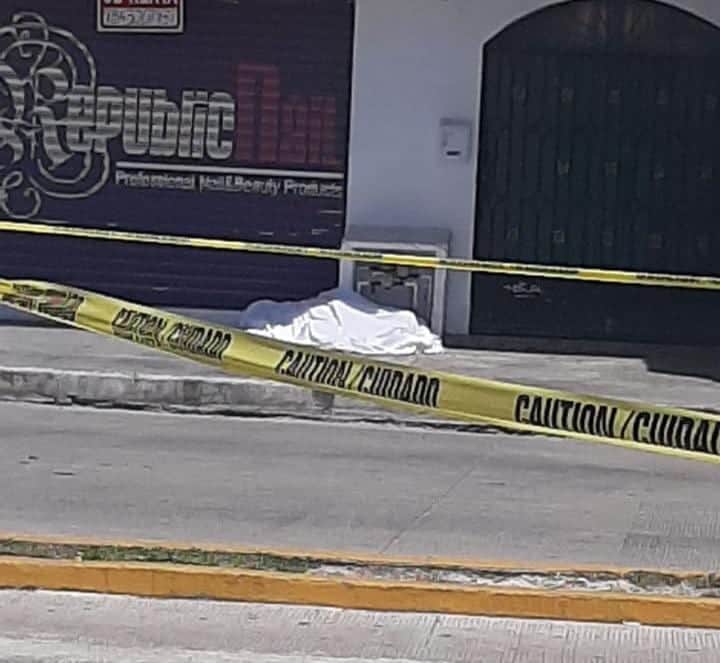 Indigente bebe sus últimos tragos y muere en Playa del Carmen