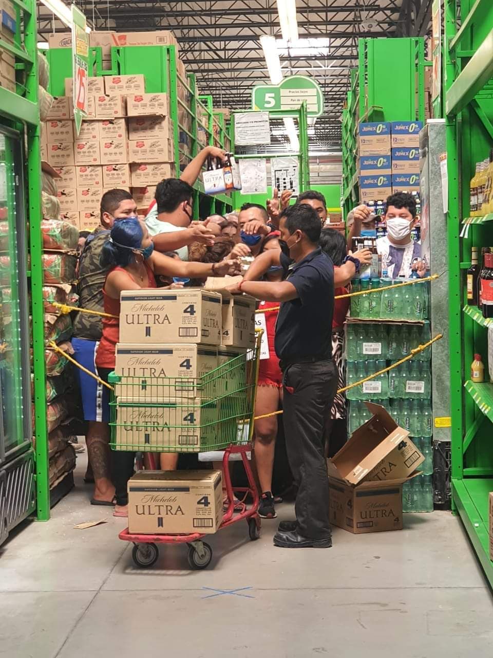 Se acaban en minutos las cervezas en Chetumal