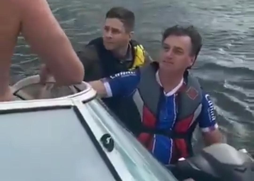 Video: En Brasil hay 10 mil muertos por Covid-19 y su presidente ¡pasea en moto acuática!