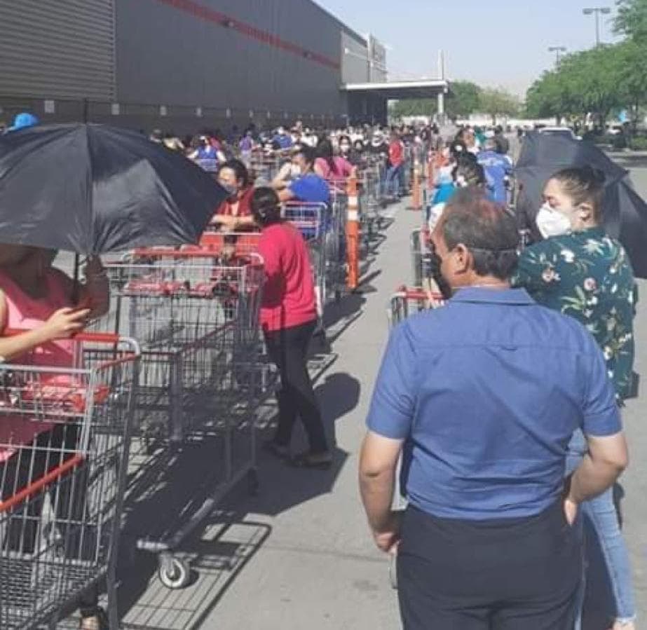 Largas filas para comprar pasteles en tiendas como Costco, pese a Covid-19