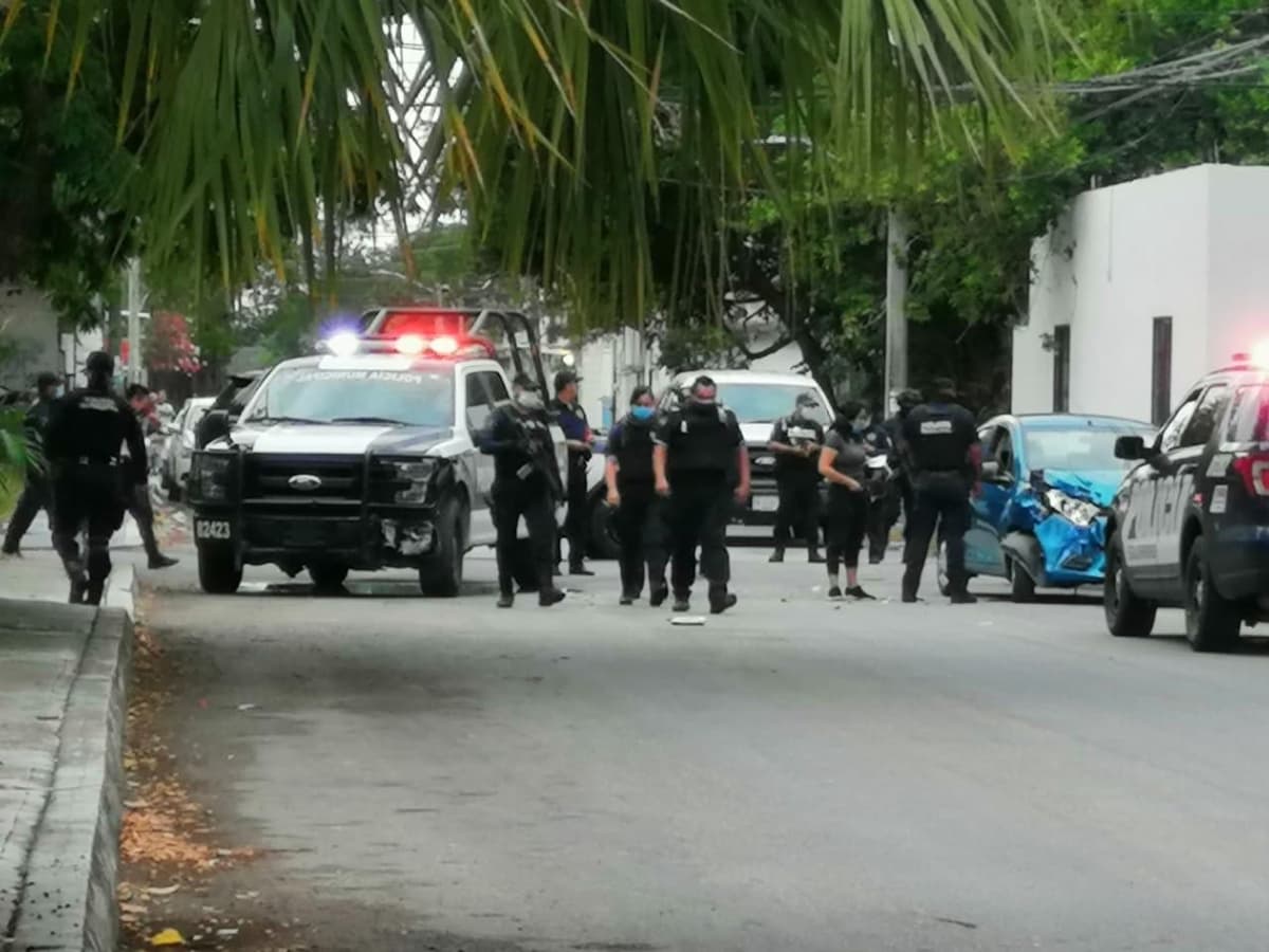 ¡Se vuela el alto y lo impacta una patrulla en Playa del Carmen!