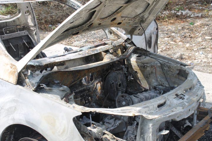 Amenaza a invasores: arrojan Molotov a coche en Puerto Aventuras