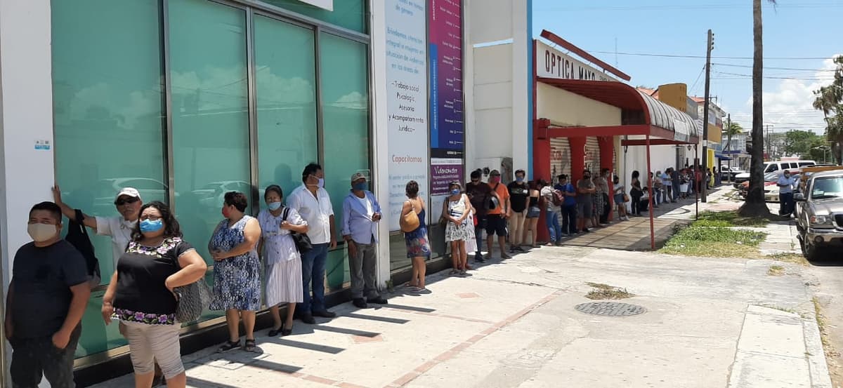 Se previenen chetumaleños por "puente" y bancos están a reventar