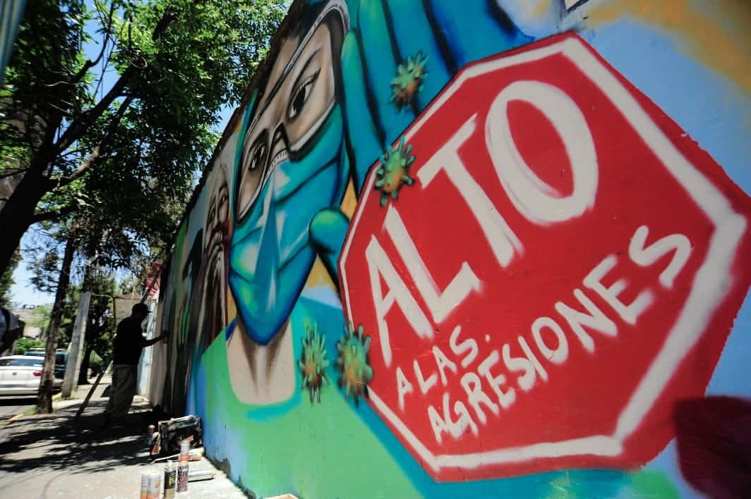 Graffitero dedica arte urbano para homenajear a personal médico