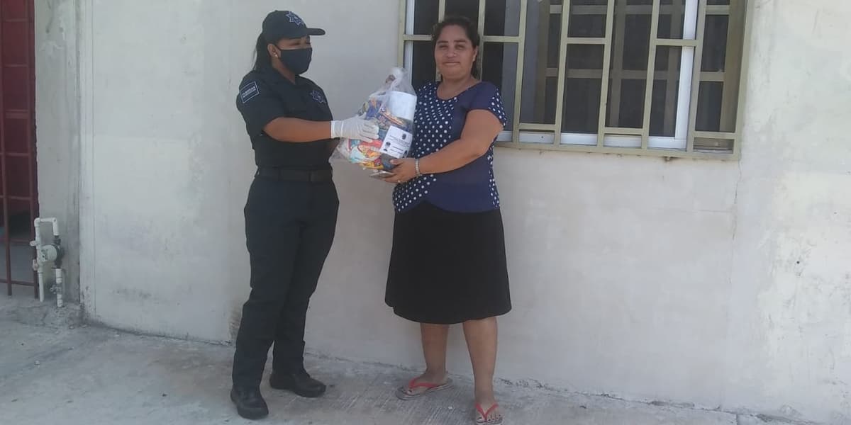 Policías de Solidaridad donan despensas a familias afectadas por contingencia