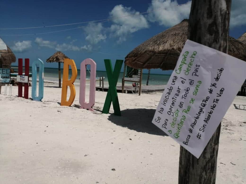 Activistas ‘siembran’ frases en favor al aborto en todo Quintana Roo