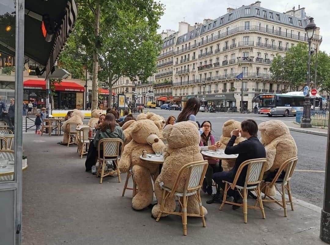 ¡Restaurante de París sienta osos de peluche en sus mesas para guardar la distancia!