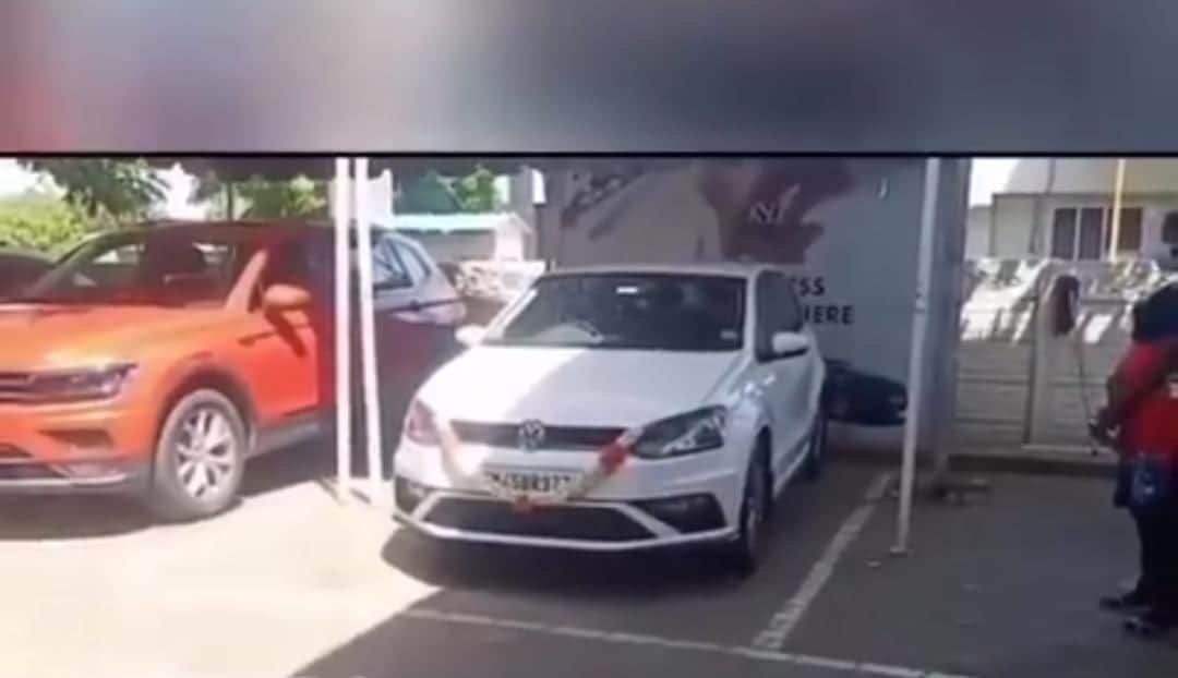 Video: Estrena su coche y lo choca al sacarlo de la agencia automotriz