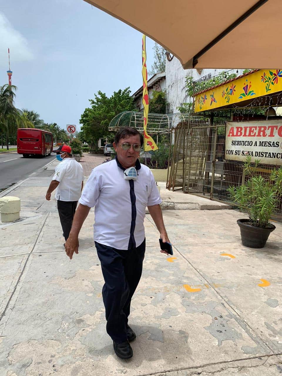 Video: Taxistas de Cancún agreden a turistas por elegir Uber para viajar