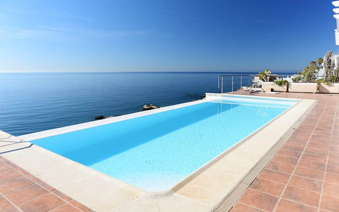 ¿Hay riesgo de contagio de Covid-19 en piscinas y playas?