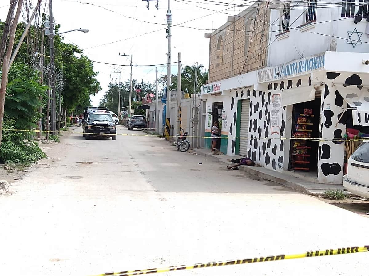 Hombre muere de asfixia afuera de una cremería en Cancún
