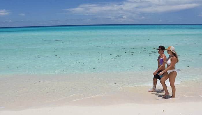 Sin miedo al coronavirus, ya comienzan a llegar turistas al Caribe mexicano