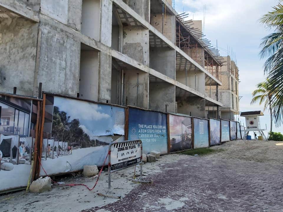 Mientras no salías, construyeron un edificio al lado del mar en Playa del Carmen