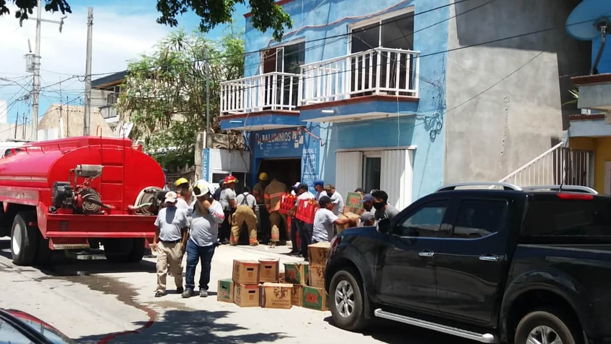 Salvan del fuego una bodega repleta de cervezas en Tulum