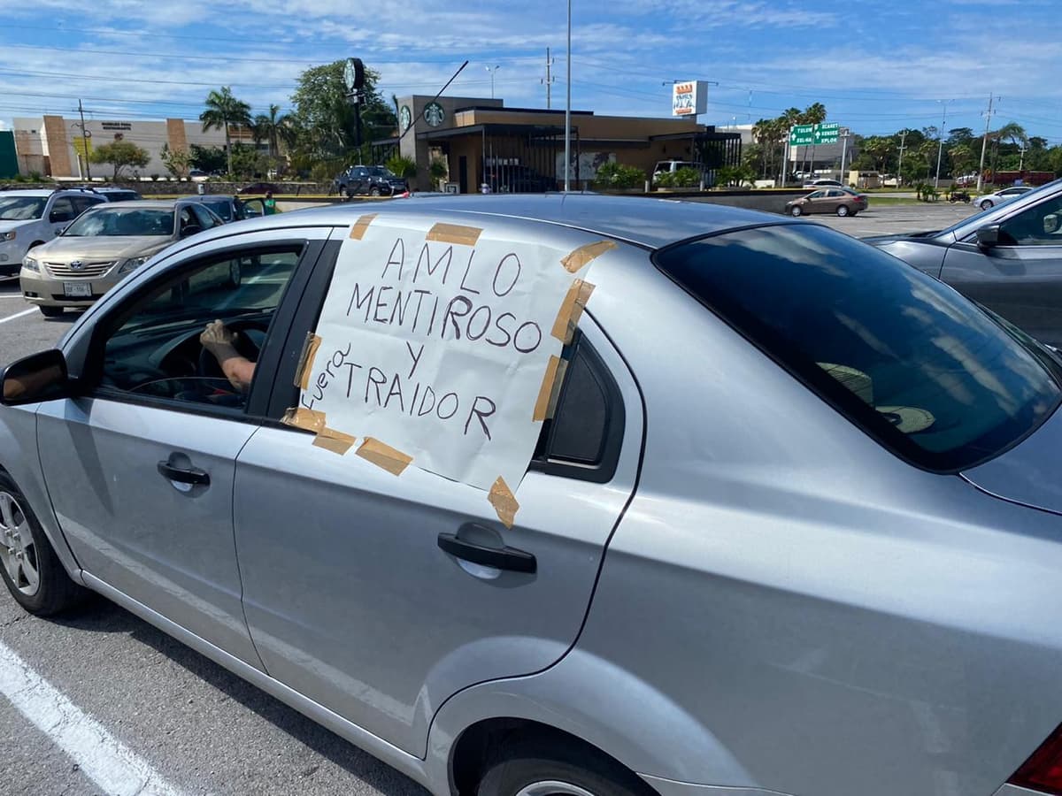 Aproximadamente 100 automovilistas de FRENAAA se manifiestan en Playa del Carmen