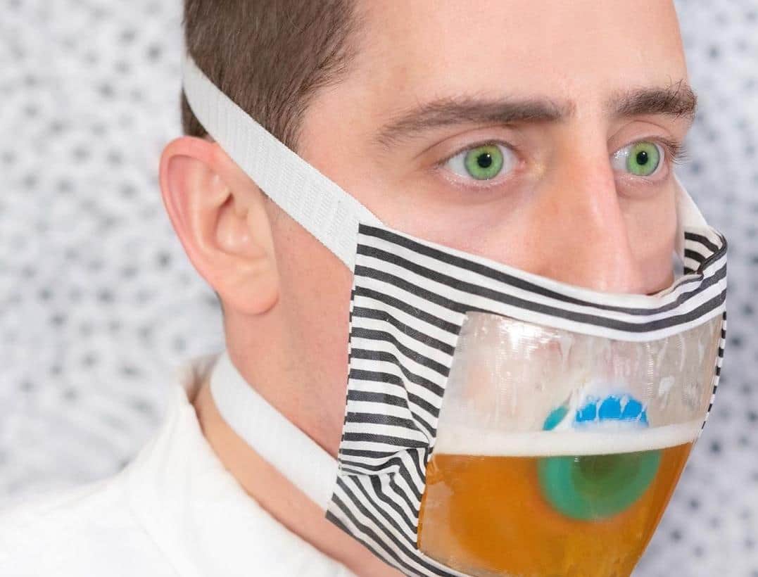 Llegó lo que esperabas: un cubrebocas ¡para poder beber cerveza!