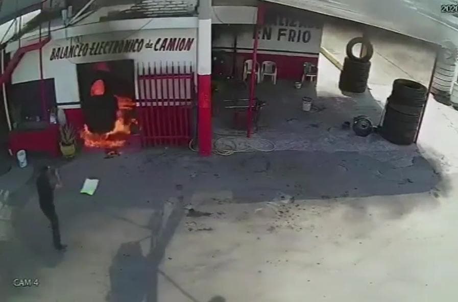 Video: Sicarios prenden fuego a vulcanizadora y ejecutan a dos personas