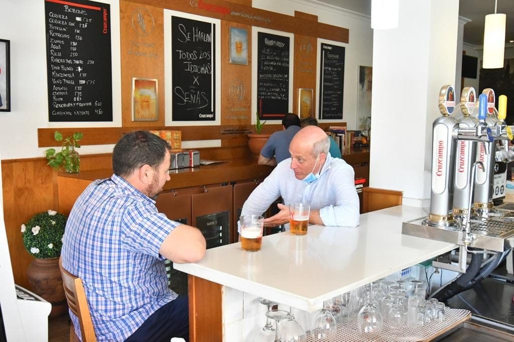 Por Covid-19 ¡epidemiólogos no volverán a abrazar ni saludar de mano a desconocidos!