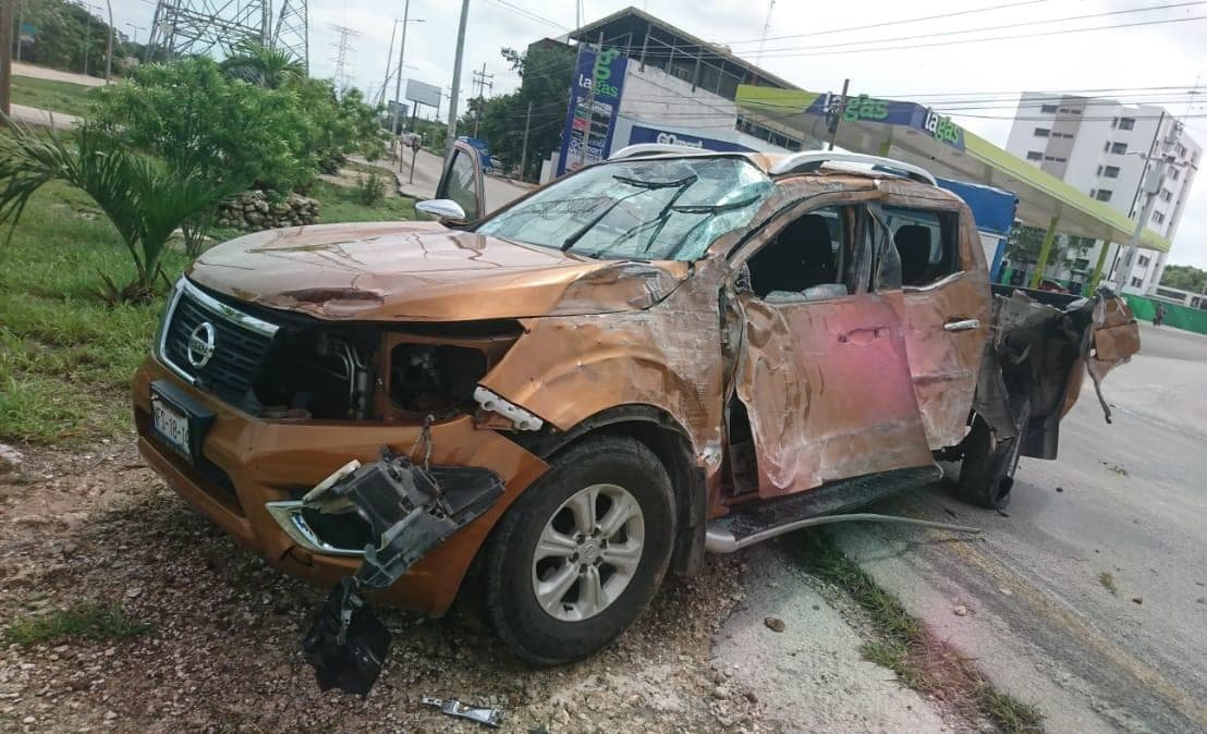 Vehículo vuelca tras chocar contra una estructura fija en Cancún