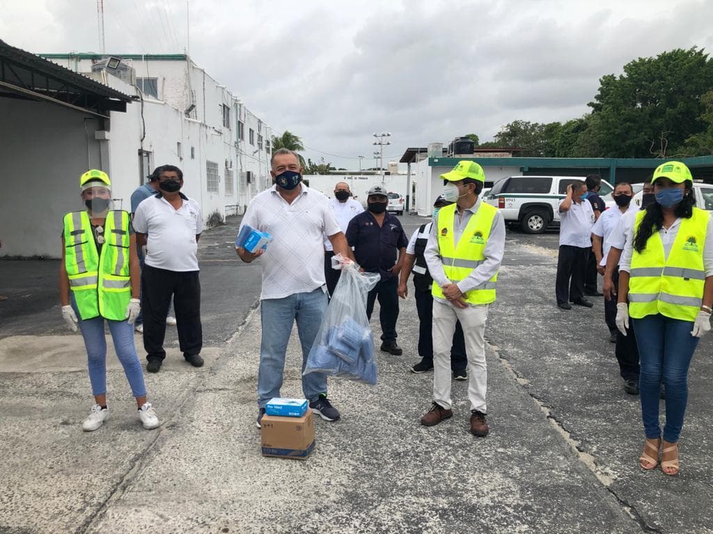 Llama Carlos Joaquín a reforzar protección para taxistas y usuarios ante Covid-19