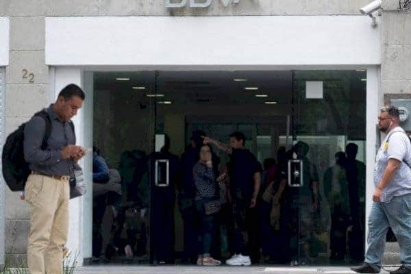 Ponen cinturón explosivo a empleada del banco y roban 14 mdp en CDMX
