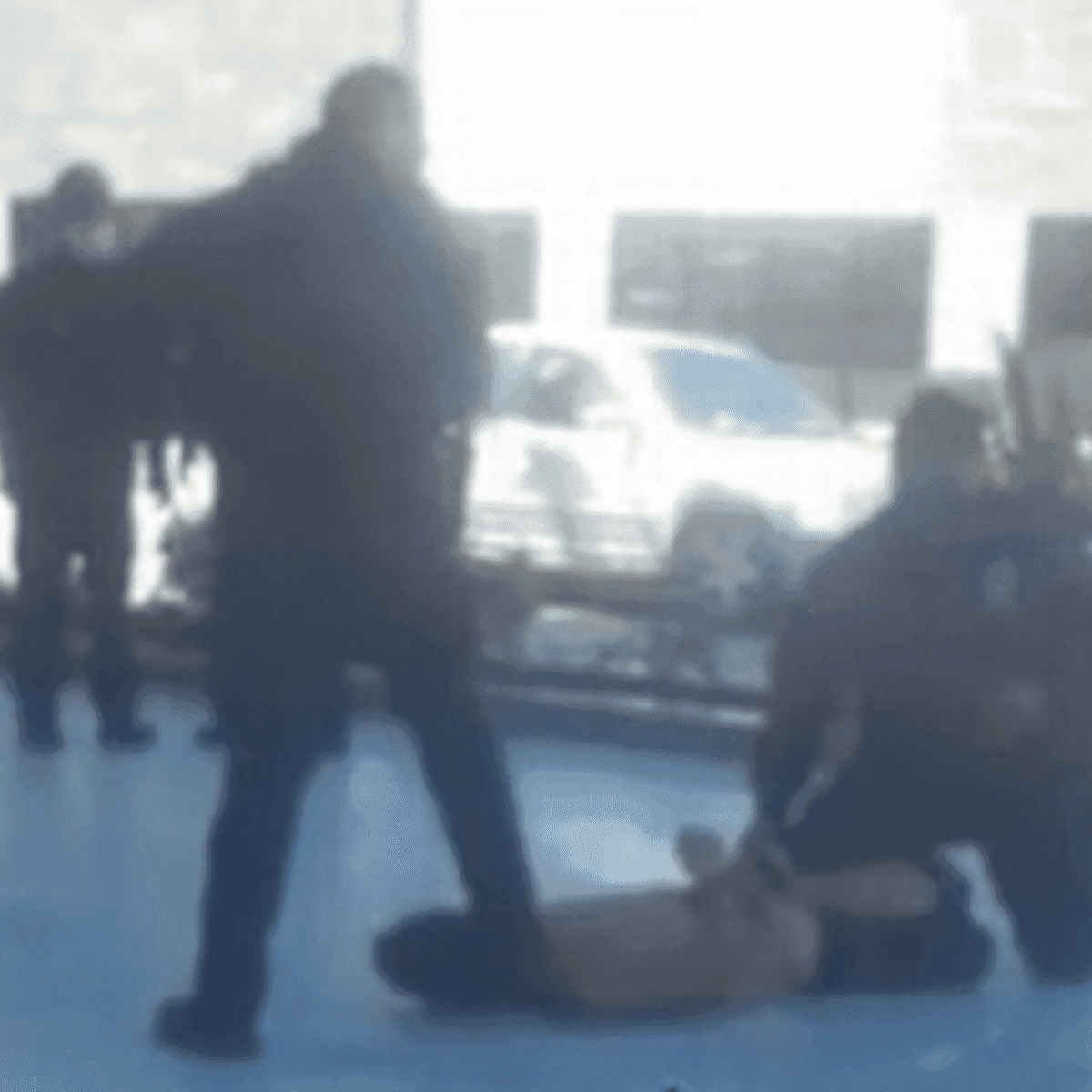 Captan en Tijuana a policía asfixiando hasta la muerte a un joven detenido