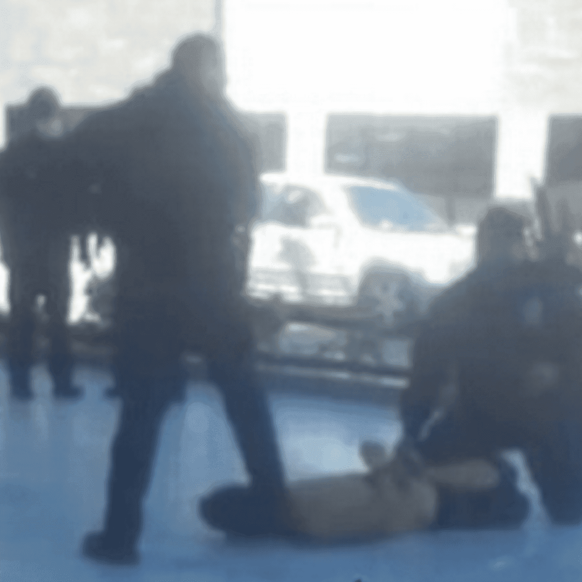 Captan en Tijuana a policía asfixiando hasta la muerte a un joven detenido