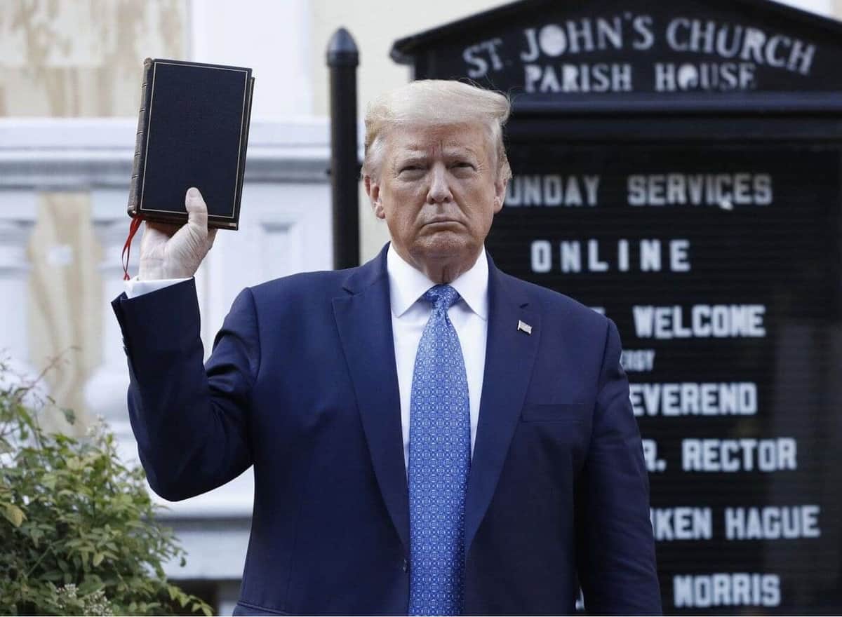 Obispo critica a Donald Trump por tomarse foto con una Biblia en su iglesia