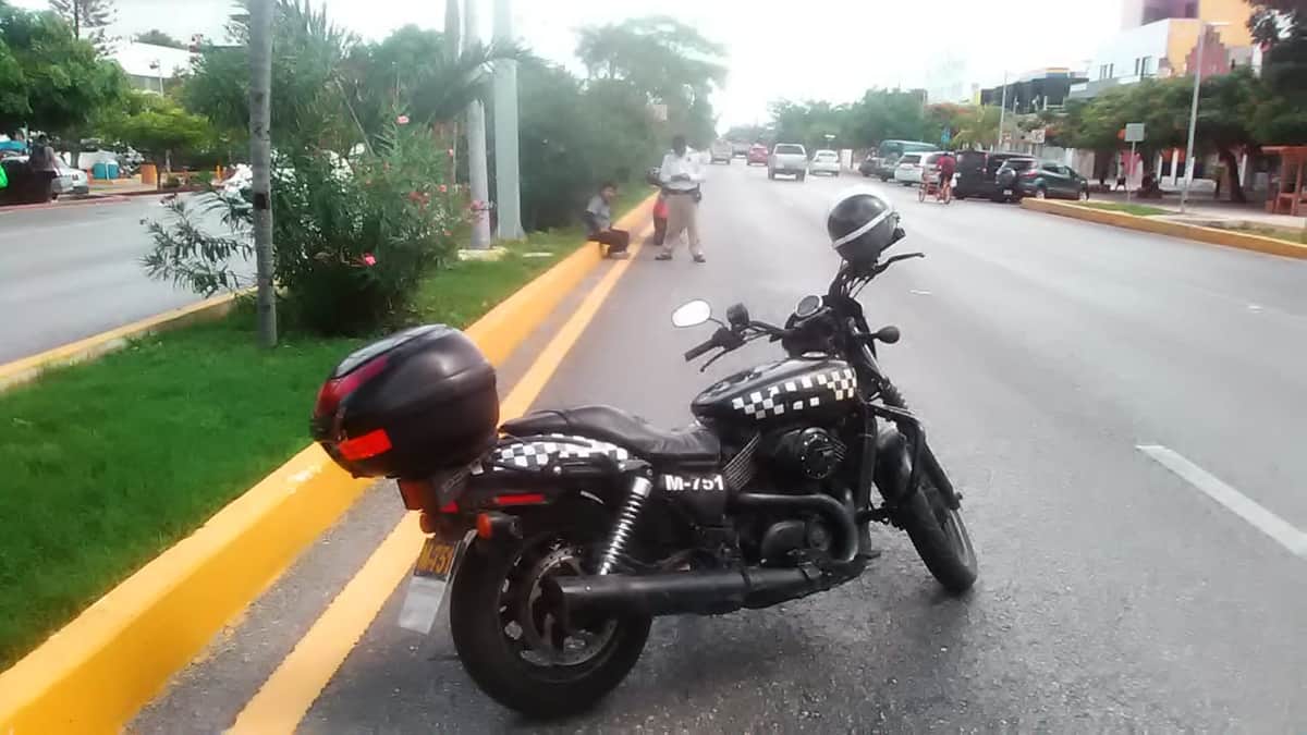 Derrapa motociclista al frenar sobre zona pintada en Cancún